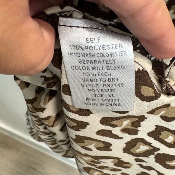 Beautiful leopard top w/adj. straps - Picture 4 of 7